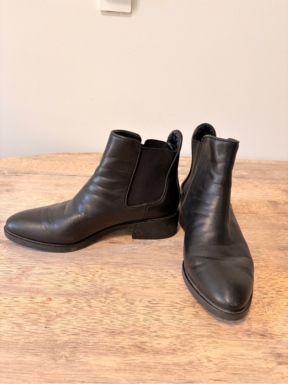 The Wishbone Collection Black Leather Chelsea Boots | Women’s 8M